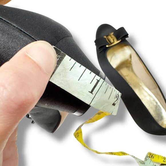 Salvatore Ferragamo Vara Bow Gold Logo Black Satin Pumps Italy Vintage Women’s 6 - Picture 12 of 12